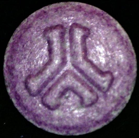 12,3 mm Dicke: 4,3 mm Inhaltsstoff: MDMA Tablette 1: 79 mg1 Tablette 2: 162 mg Logo: Defqon Rückseite: Farbe: lila Durchmesser: 8 mm Dicke: 4,7 mm Inhaltsstoff: 165 mg MDMA Logo: Dominostein