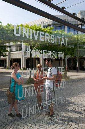 Die Universität Augsburg 1970 gegründet Campusuniversität acht Fakultäten Studiengänge (84)