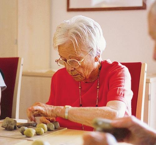 Jeden Tag Freude schenken Gedächtnistraining, Aktivierungsspiele oder kreative Beschäftigung: Das vielfältige Aktivitätenangebot orientiert sich an den gewohnten Lebensumständen der Senioren.