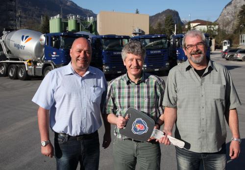 Offizielle Schlüsselübergabe durch den Scania Verkaufsberater Beat Rebmann