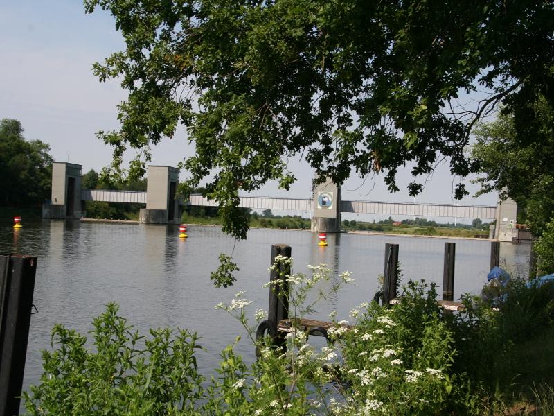 Der Weser-Radweg (vom Weserbergland bis zur Nordsee) verläuft hier auf beiden Flussseiten und bietet die Möglichkeit zu einem Tagesausflug auf einem ca. 50 Kilometer langen Rundkurs.