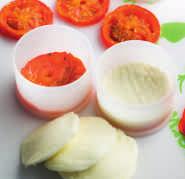 Salz & Pfeffer 1 Tomaten waschen, Strunk entfernen und jeweils in 4 dicke Scheiben schneiden. Die Scheiben auf ein Backblech legen und mit Öl bestreichen.