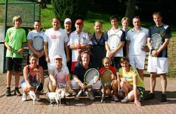 Angeboten wurde Tennistraining in kleinen Gruppen unter fachkundiger Anleitung unserer Trainer Benny Stahl und Georg Saghmeister. 40 Jugendlichen (!