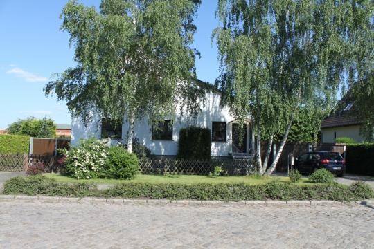 Objektbeschreibung: Das Einfamilienhaus befindet sich im Herzen von Biederitz. Das Haus wurde 1986 fertig gestellt und innerhalb der letzten Jahre saniert.
