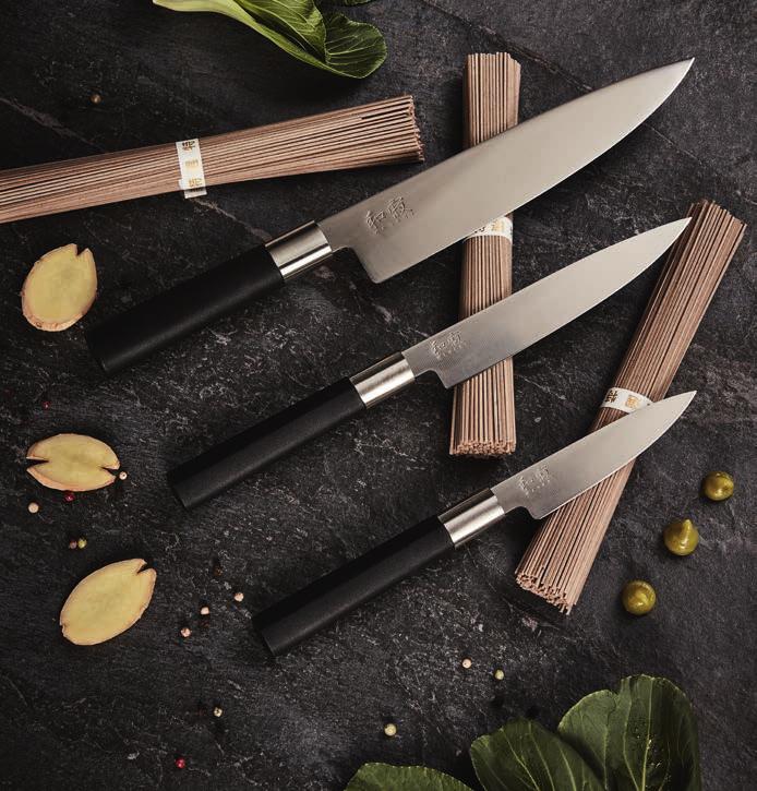 Durch das stilvolle Design, die besonderen Materialeigenschaften und einem technisch komplexen Herstellungsverfahren gehört die Shun Nagare Messerserie zur absoluten Luxusklasse.