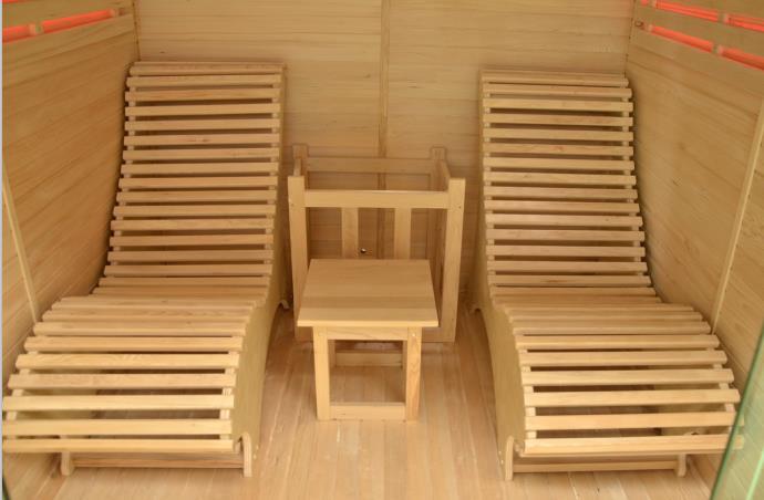 Liegen und Tisch Platzieren Sie die Liegen jeweils an die Seitenwand der Sauna.
