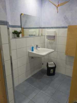 Es ist ein WC für Menschen mit Behinderung vorhanden. Tiefe der WC-Schüssel: 70 cm. Die Bewegungsfläche links vom WC ist 30 cm breit.