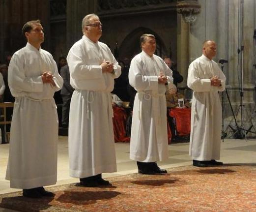 2 Diakonenweihe im Regensburger Dom Zusammen mit drei weiteren Männern wurde am 29.09.