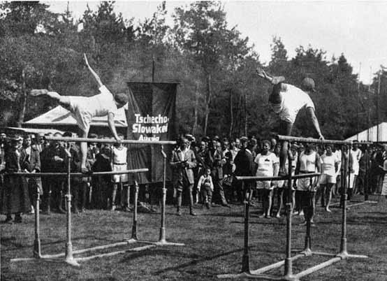 turnen, tauziehen & langsamfahren Erinnerungsschrift Arbeiter-Olympiade, 1925 Die Zuschauer der Arbeiter-Olympiade erlebten auch kuriose Wettkämpfe.