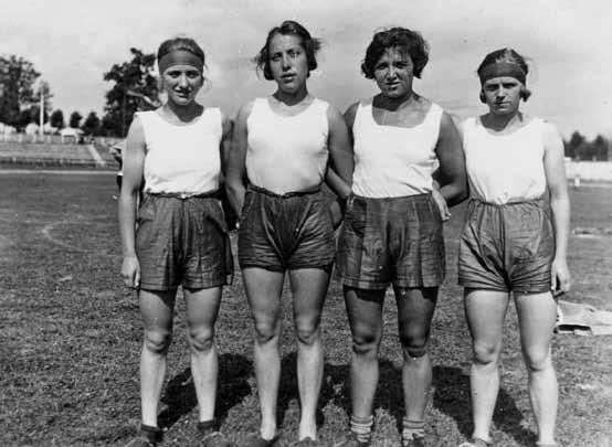 Sport ist Frauenrecht Sammlung Rolf Frommhagen 1919 war für Frauen in mehrfacher Hinsicht eine Zäsur: nicht nur endlich das Wahlrecht, sie konnten nun auch ohne polizeiliche Kontrolle und ohne
