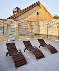 Im Außenbereich warten eine weitere Sauna, ein Saunagarten und für die Abkühlung danach ein Tauchbecken auf die Besucherinnen und Besucher.