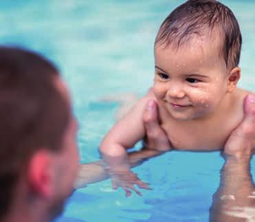 BABYSCHWIMMEN Beim Babyschwimmen erleben die Babys im mindestens 31 Grad warmen Wasser vollkommen neue Bewegungsansätze. Es stärkt das Immunsystem und die Muskulatur.