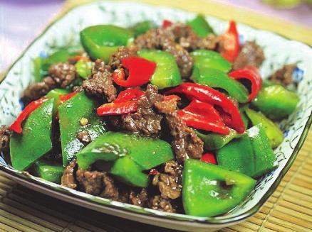 stir-fry dish made with beef, peanuts, vegetables, chilli peppers / 宫保牛肉 33.