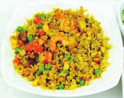 95. gebratener Reis nach Singapur-Art mit Fleischsorten, Garnelen, Gemüse