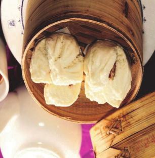 / 蒸粉果 steamed dumplings with meat, shrimp filling D4.