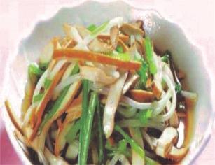 (scharf) spicy seaweed salad with garlic, chili and lime 凉拌海带丝 7.