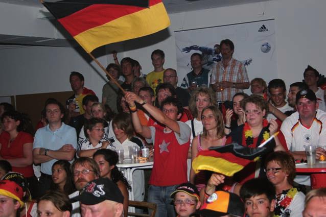 Alle Fans in Europa schauen mit gespannter Vorfreude auf die beiden Alpenländer und alle hoffen auf eine ähnlich wunderbare zeit wie die, die uns die Fußball WM 2006 im eigenen Land beschert hat.
