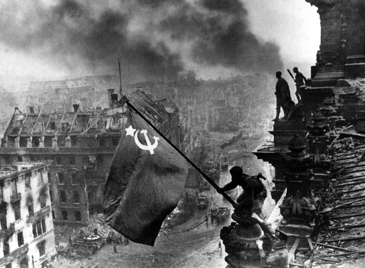 Oben: Jewgeni Chaldej vor dem Reichstag 1945. In Berlin tobten an diesem und an den folgenden Tagen und Wochen auch weiterhin die heftigsten Kämpfe.