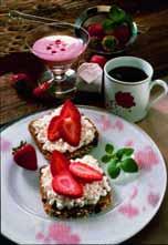 2. Tag Frühstück Wellness-Brote mit Erdbeeren 2 Scheiben Vollkornbrot 100 g körniger Frischkäse 100 g Erdbeeren 2 Tassen Tee Brote mit Frischkäse bestreichen.