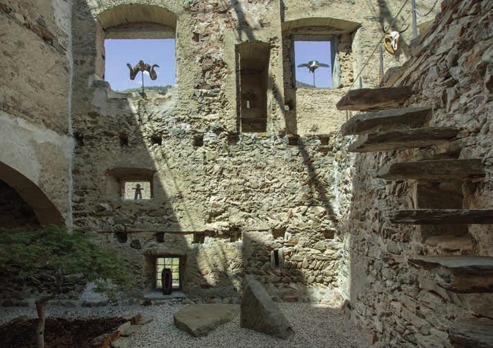 MMM Juval Auf einem lang gestreckten Felsrücken südwestlich oberhalb der Ausgangsschlucht des Schnalstals (Vinschgau) liegt die Burg Juval, die erstmals 1278 in einer Urkunde erwähnt ist.