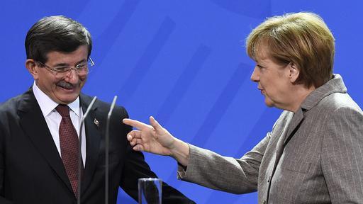 64 M erkel und Davutoglu beraten vor EU-Gipfel Vor dem heutigen EU- Türkei-Gipfel sind Kanzlerin Merkel und der türkische Regierungschef Davutoglu in Brüssel zu einem Gespräch über Lösungen in der