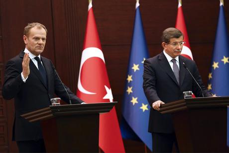 Brüssel - Vor dem gemeinsamen Gipfel am Montag hat die EU der Türkei große Fortschritte in ihren Bemühungen um Visafreiheit bescheinigt.