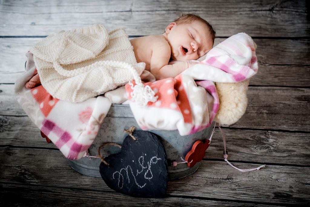 Neugeborenen-Fotos Ein Neugeborenen-Fotoshooting beinhaltet: - Fotoshooting mit anschließender Fotoauswahl - digitale Bearbeitung der jeweiligen Fotos - Diese Fotos in voller Auflösung ohne