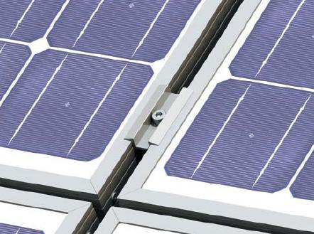 Montage des panneaux solaires sur les rails Positionieren Sie die Panels