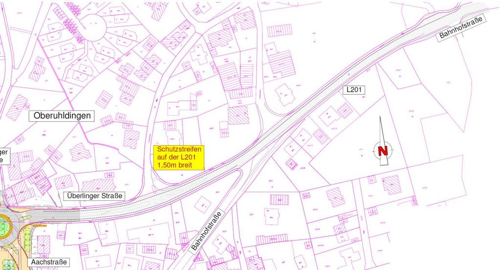 Der Schutzstreifen aus Richtung Bahnhofstraße sollte vor dem Kreisverkehr etwa beim Beginn des Fahrbahnteilers enden, um das Einfädeln ( Reißverschlussverfahren ) von Kraftfahrzeug- und Radverkehr zu