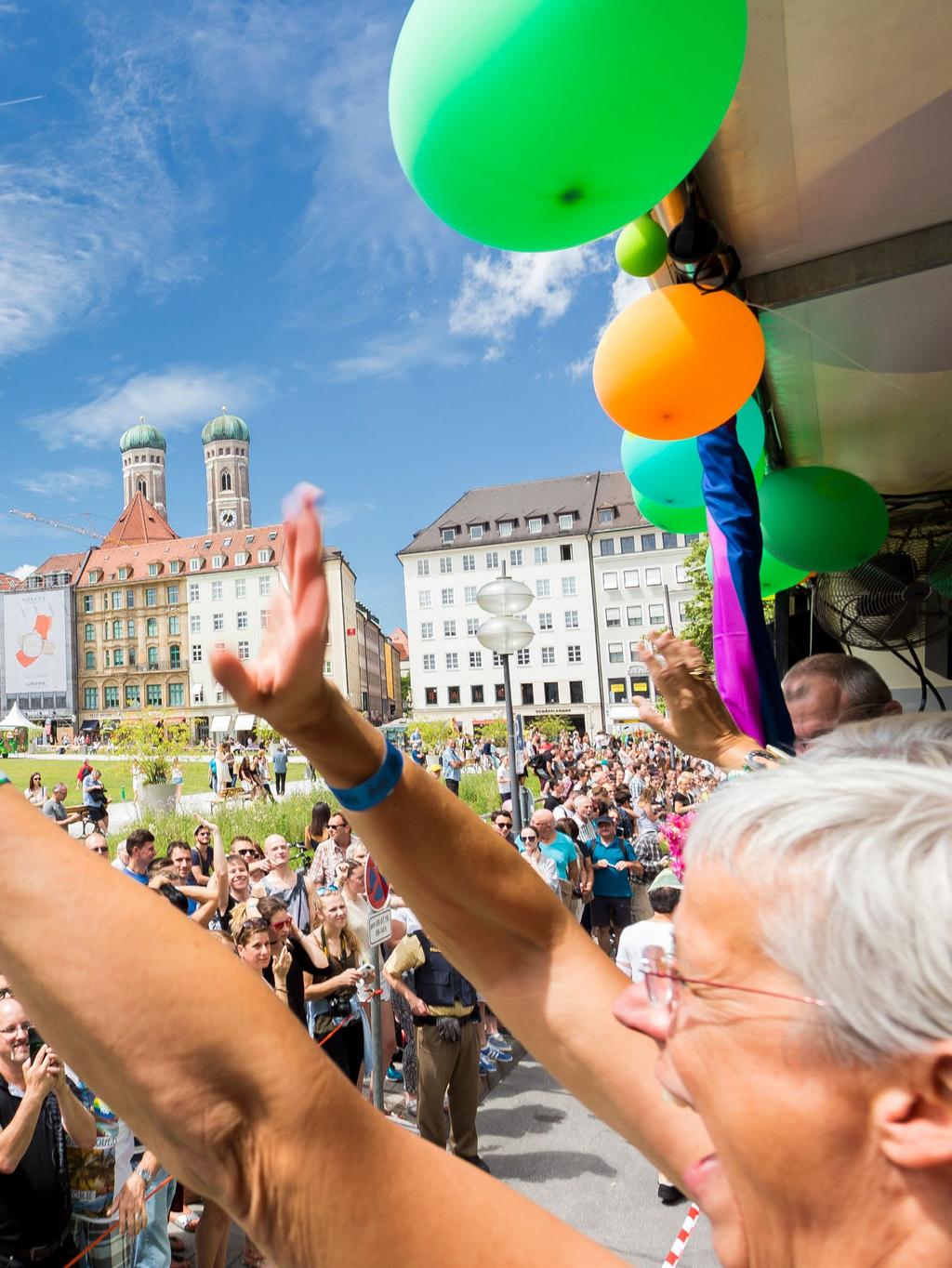 Mitten in München feiern wir Liebe und Freiheit hier ein Blick vom grünen Wagen beim CSD 2016.