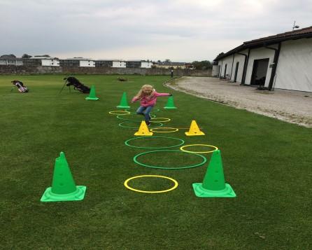 KiDS Spielerisch werden neue Bewegungsformen ausprobiert, die Kinder entdecken den Golfplatz und erleben