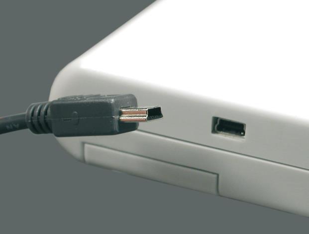 Auf der Rekorder-Seite wird das Kabel in die Mini- USB-Buchse auf der Gehäuse-Rückseite eingesteckt - bitte