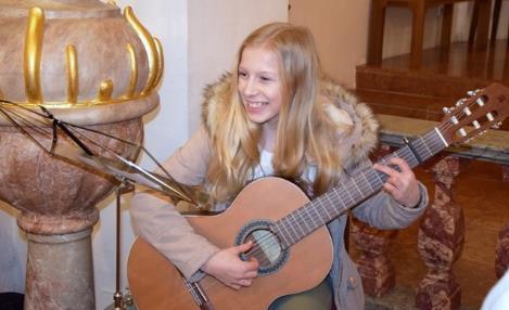 Wir danken besonders den Lektoren und der Mädchengruppe mit Valentina an der Gitarre, die das Kreuzweglied eingelernt hatten und allen
