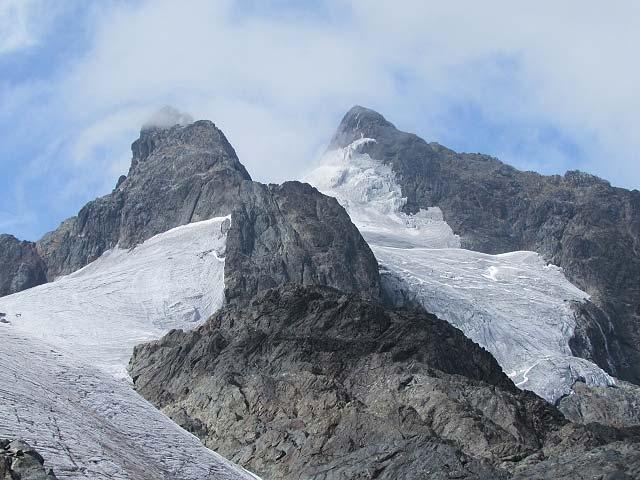 8.Tag: Margherita Spitze - Kitandara Hütte 4030m/5109m F/M/A Hüttenlager Unser Ziel ist die schneebedeckte Margherita Spitze in 5109m Höhe.