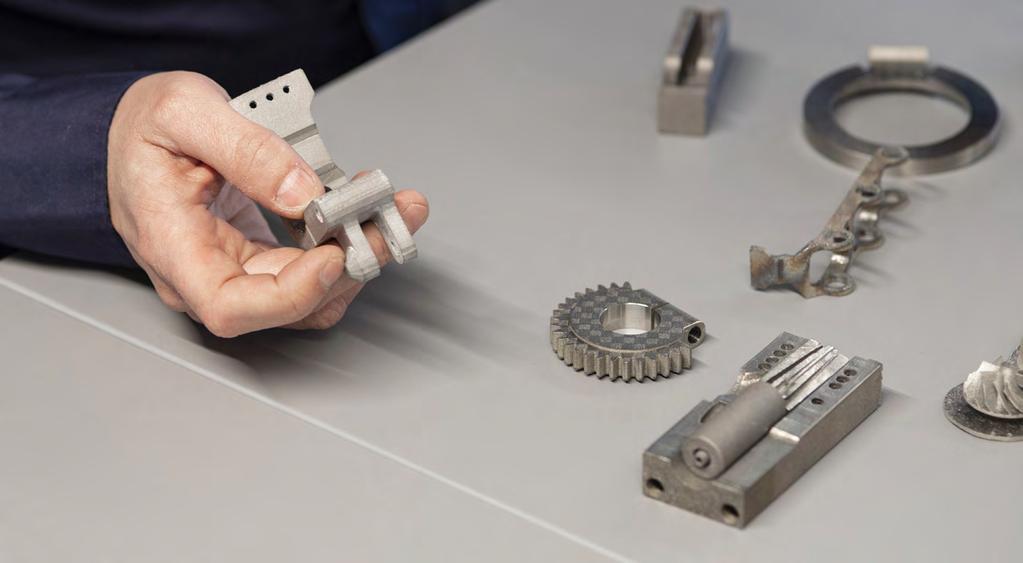 Der metallische 3D-Drucker wird auf seinen Einsatz vorbereitet: Hier entstehen additiv gefertigte Teile, die den konventionell gefertigten in puncto Dichte ebenbürtig