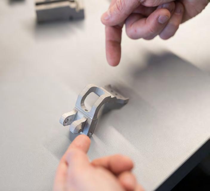 Das mit metallischem 3D-Druck gefertigte Scharnier-Teil hat seine Tücken: viele Winkel und
