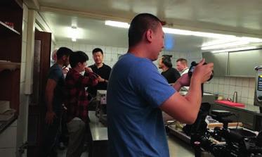 In der Küche wurde es dann richtig voll: Neben dem chinesischen Kamerateam drängelte sich zusätzlich noch ganz überraschend ein Fernsehteam des SWR rund um Pfaffenbergers Herd.