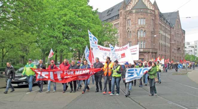 LANDES OURNAL Baden-Württemberg J Am 1. Mai, am Tag der Arbeit, fanden in vielen Städten in Baden- Württemberg Kundgebungen und Demonstrationen des DGB statt, an denen auch die GdP teilgenommen hat.
