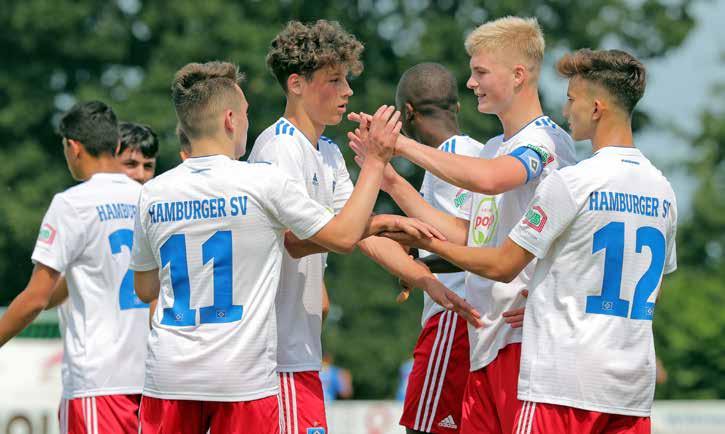 (Fast) alles neu bei der U17 Auf geht es in die neue Saison: Neuzugang Nicklas Lund klatscht mit seinen Teamkollegen ab. Der 16-Jährige ist dänischer Junioren-Nationalspieler.