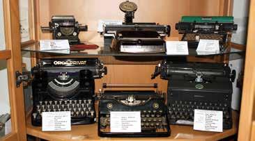 Es handelt sich um eine Außenstelle des örtlichen Heimatmuseums. Über 500 alte Schreibmaschinen hat der Sammler seit 1978 zusammengetragen.