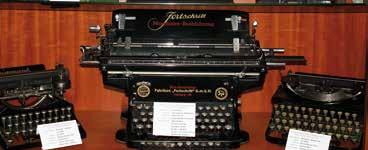 Buchungsmaschinen in Übergröße und eine Buchschreibmaschine entdecken.