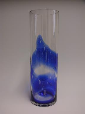 : O 1117 01 Vase opalweiß, Stäbchen, Punkte kobaltblau h ca. 21 cm Art.-Nr.