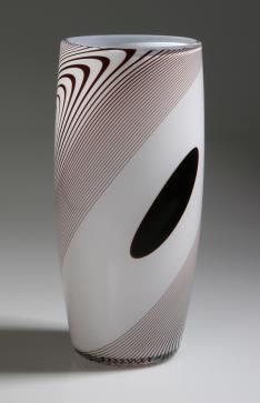 2058 01 Vase opalweiß / kaiserrot, gesponnen,