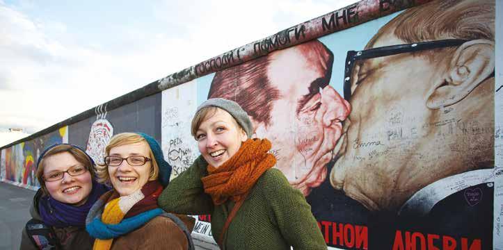 30 Jahre Mauerfall BERLINER MAUER-GESCHICHTEN Das Leben beiderseits der Mauer Wie war eigentlich das Leben in der DDR und in West- Berlin? Wo stand die Mauer und wie sah sie aus?