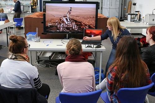 Zunächst werden den Schülerinnen und Schülern Berufe und Berufsfelder der Raumfahrt vorgestellt, bevor sie im praktischen Teil des Workshops vier thematisch passende Experimente durchführen: