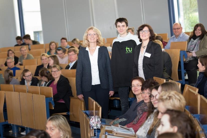 Zusammen mit 70 weiteren Schülerinnen und Schülern nimmt er - neben dem ganz normalen Schulbesuch - ein Studium an der TU Dortmund auf und besucht seine ersten Kurse.