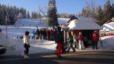 Es wird daher empfohlen möglichst zeitnah gegen 16:00 Uhr anzukommen, damit die ersten Skifahrer schon Plätze geräumt haben.