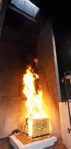 TECHNISCHE SYSTEMINFORMATION - Anordnung der Brandlast am Fassadenfuß in der Innenecke - Prüffeuer: - 200 kg Nadelschnittholz und - 3 kg Isopropanol als Zündhilfe in Wannen - Krippenanordnung -