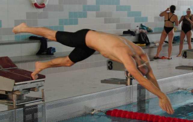 Endgeschwindigkeit erzielen kann wie ein Schwimmer mit größerer Körperhöhe und/oder höheren Schnellkraftfähigkeiten.