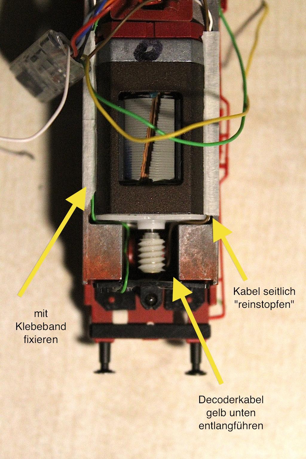 Bild 16: Verkabelung Beleuchtung im Tender Jetzt geht es weiter zur elektrischen Verbindung von Lok und Tender: Der Decoder findet zukünftig einen guten Platz unter der